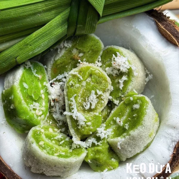 Kẹo Dừa Non Cuộn Lá Dứa Miền Tây - Béo Ngậy Ngất, Ăn Là Mê 500G - Winnie House