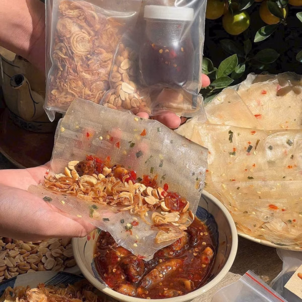 Bánh Tráng Sốt Me Cay - Trộn Là Phê, Quấn Là Ngon 500G - Winnie House