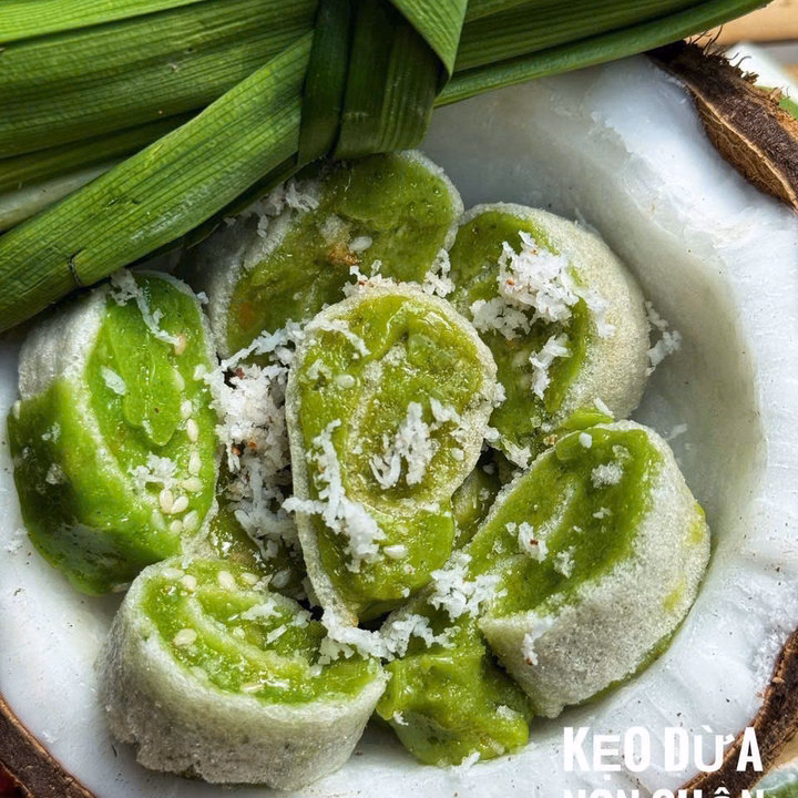 Kẹo Dừa Non Cuộn Lá Dứa Miền Tây - Béo Ngậy Ngất, Ăn Là Mê 500G - Winnie House