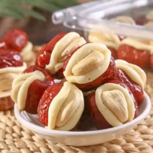 Táo Đỏ Kẹp Sữa Nhân Hạt Điều