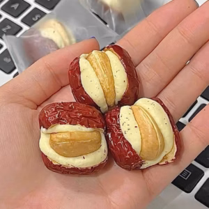 Táo Đỏ Kẹp Sữa Lạc Đà Nhân Hạt Điều