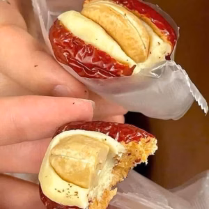 Combo 2 Hộp Táo Đỏ Kẹp Sữa Lạc Đà Nhân Hạt Điều - Mỗi Hộp 300Gr