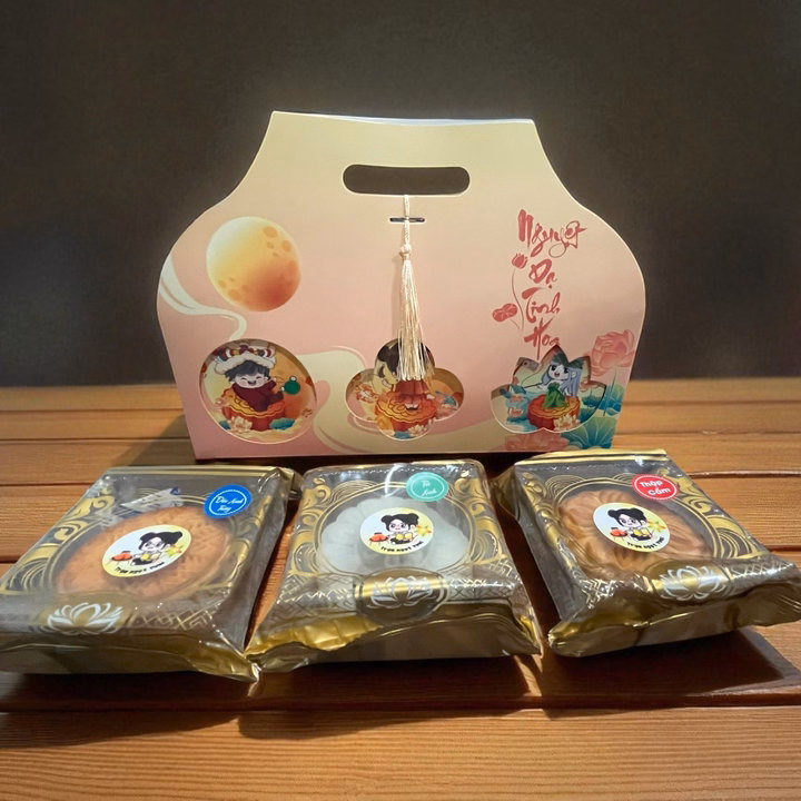 Hộp Bánh Trung Thu 3 Bánh Nguyệt Dạ Tinh Hoa Từ Trạm Ngọt Yumi Làm Quà Tặng Doanh Nghiệp, Gia Đình Và Người Thân - Ảnh 2