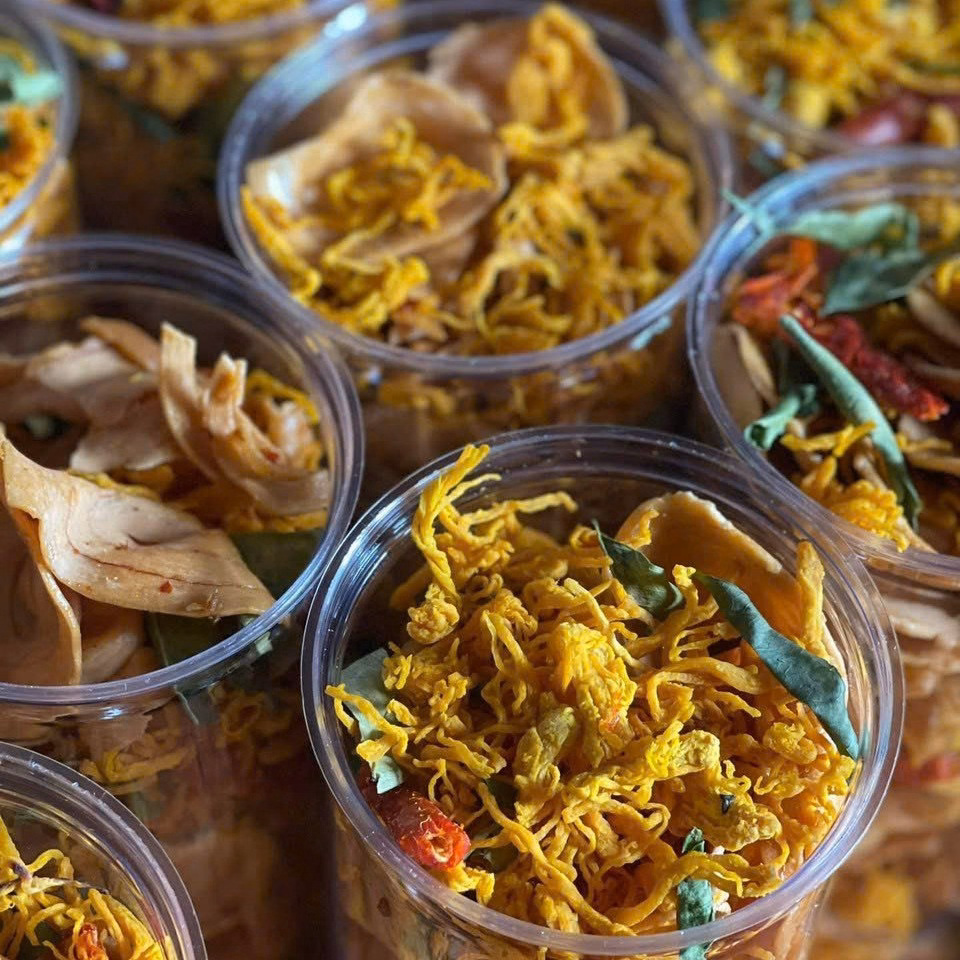 Tai Heo Sốt Mắm Bơ Lắc Khô Gà - Lắc Là Nghiền 350G - Winnie House - Ảnh 5