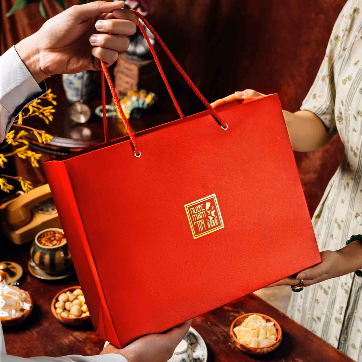 Hộp Quà Đậm Đà Tình Thân Gồm 01 Nước Mắm Tĩn Tôm Biển 60N 500Ml Và 01 Nước Mắm Tĩn Cá Cơm Ruột Đỏ 250 Ml - Nước Mắm Tĩn - Ảnh 4